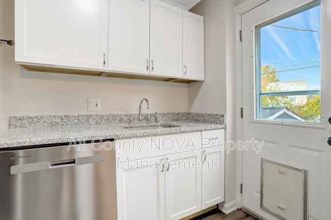 Foto del edificio - 2238 Farrington Ave