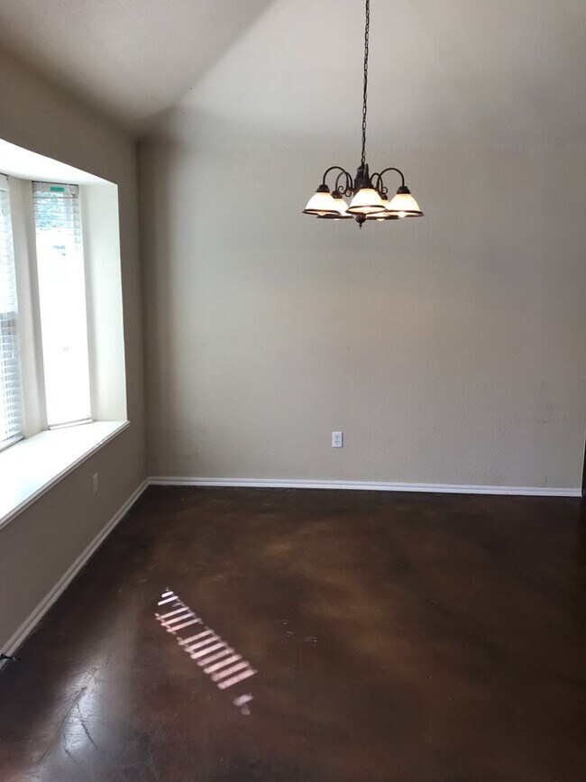 Building Photo - 1/2 off first months rent - Don't miss out!