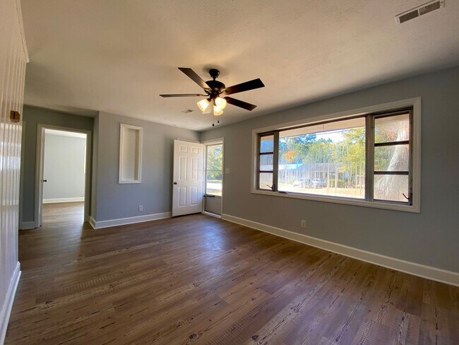 Building Photo - Quaint Brick house in Downtown Burgaw