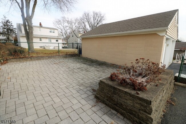 Building Photo - 162 Pake St