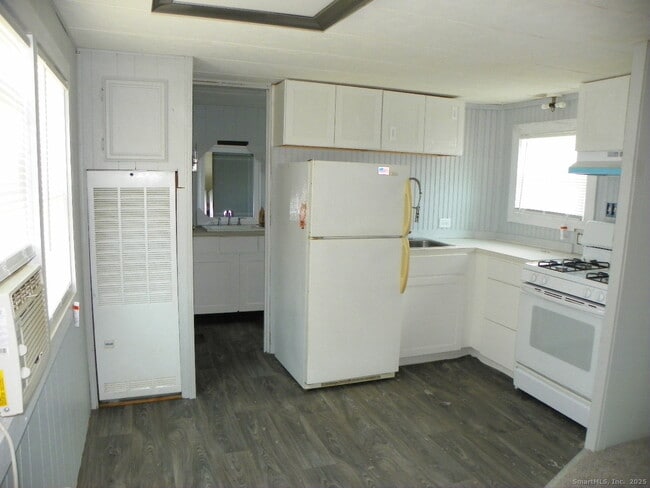 Building Photo - 20 Woodland Dr