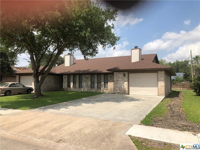 Building Photo - 709 Rosewood Dr