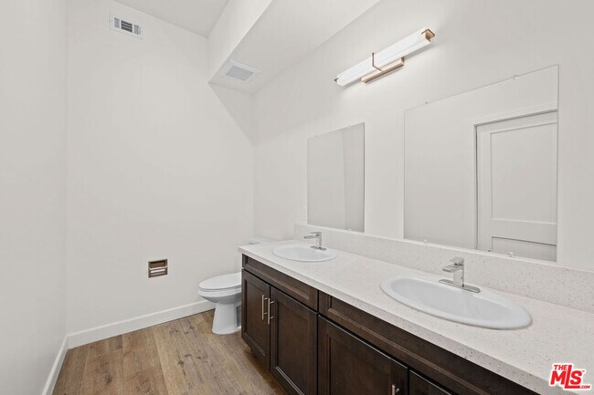 Foto del edificio - 7411 Artesia Blvd