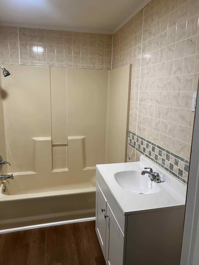 Building Photo - 855 College St