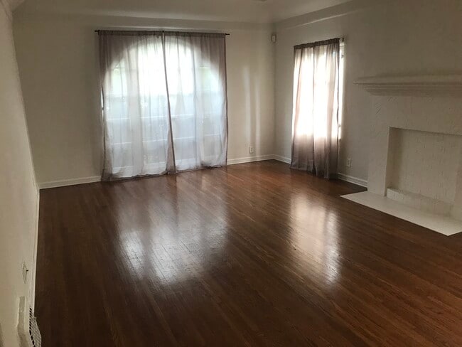 Large living room - 855 N La Jolla Ave