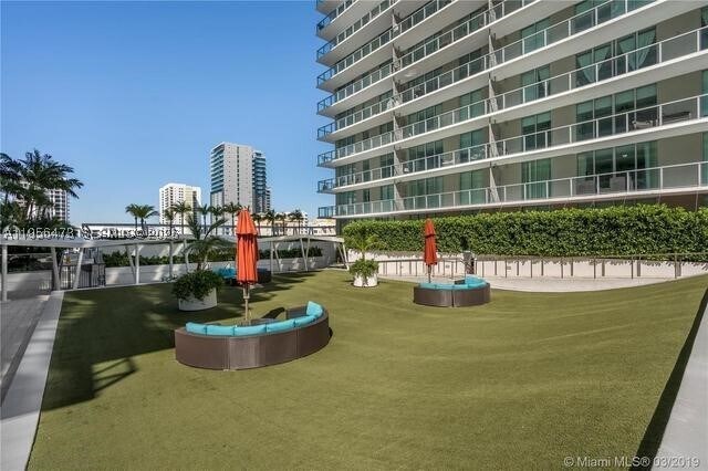 Foto del edificio - 1111 SW 1st St