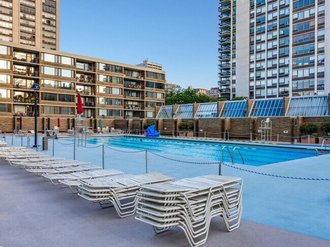Foto del edificio - 1355 N Sandburg Terrace