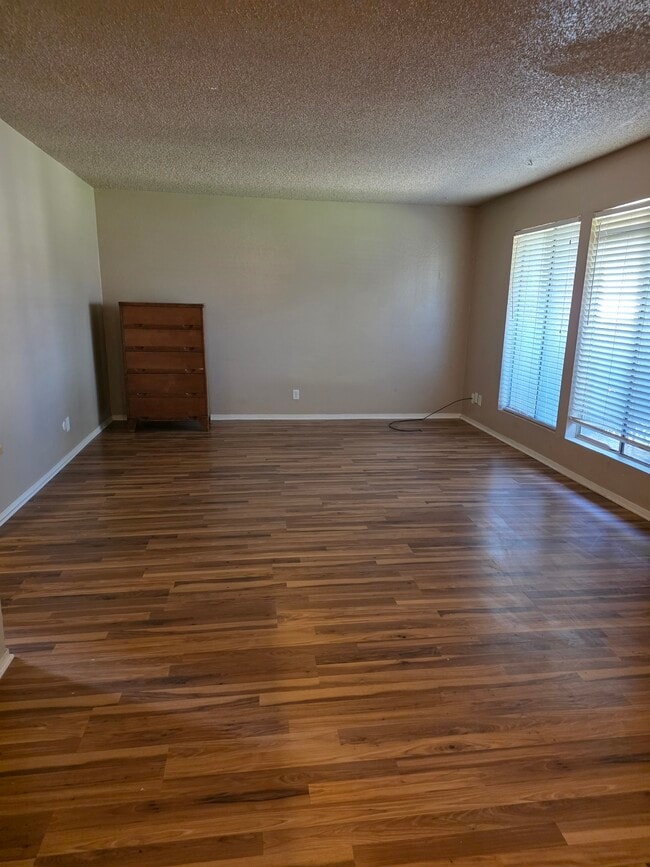 living room 12X13 - 4654 N Chestnut Ave