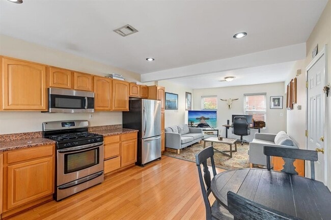 Building Photo - 182 Christopher Columbus Dr