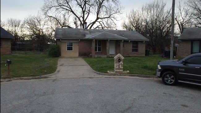 Foto del edificio - Charming 4-Bedroom Home with Spacious Yard!