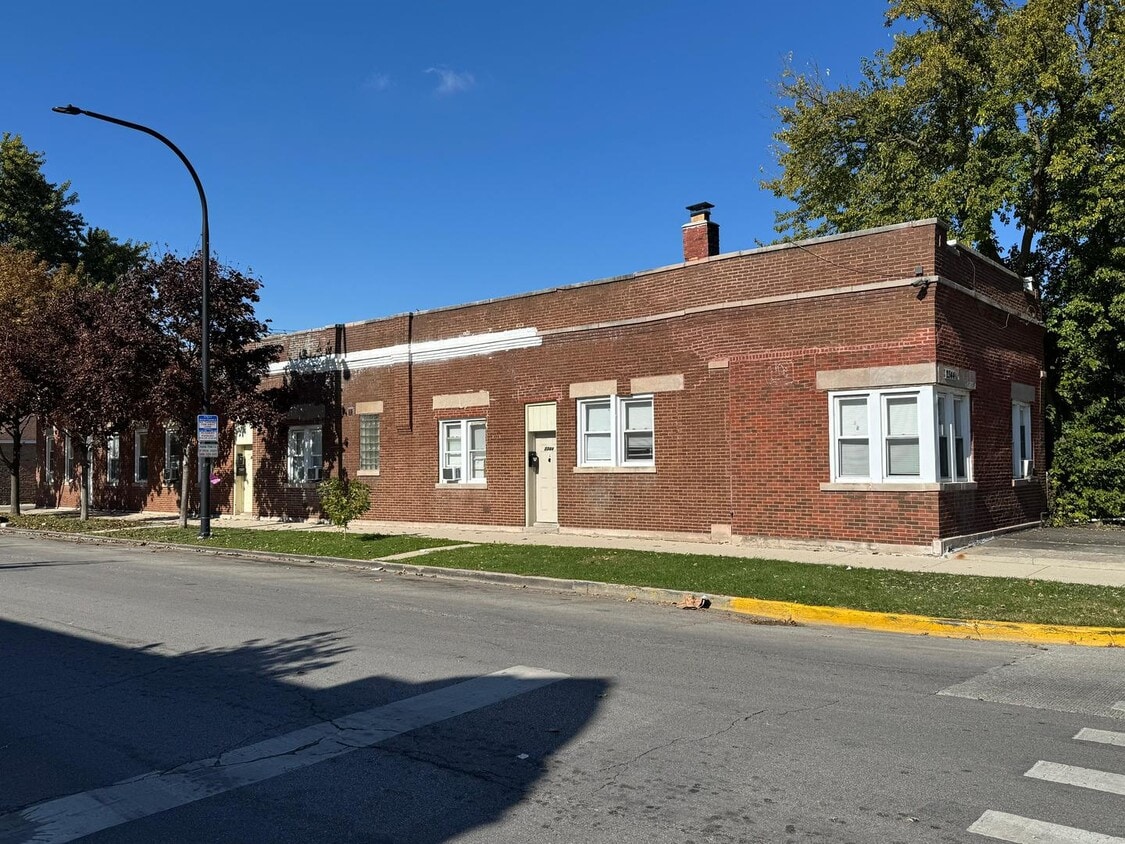 Primary Photo - 2344 S 58th Ave