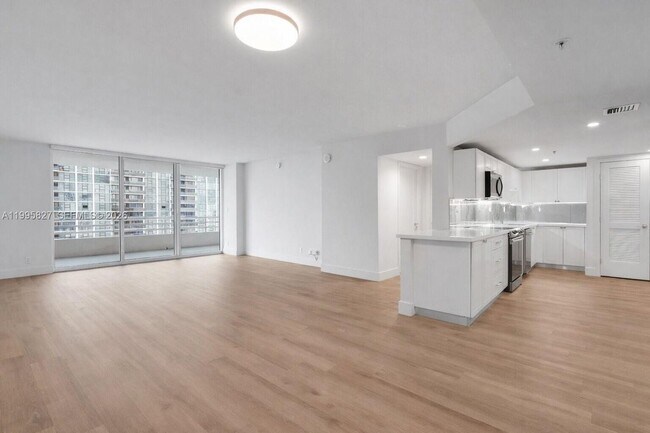 Foto del edificio - 555 NE 34th St