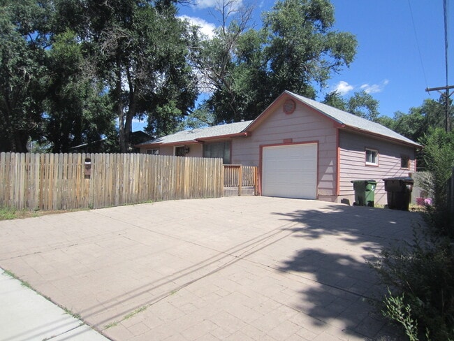 Building Photo - $1450 | 2BR/1BA House | Pet Friendly Ranch...