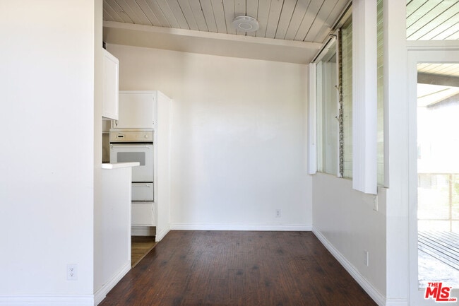 Building Photo - 11131 Rose Ave