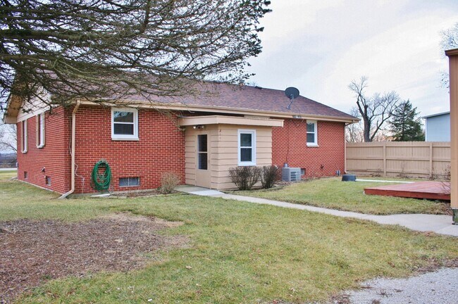 Building Photo - 420 Nelson Rd