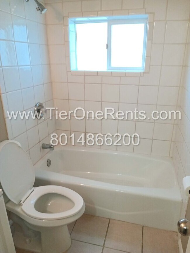 Building Photo - For a limited time, this property offers n...