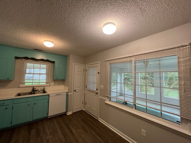 Building Photo - 1325 Pebblebrook Rd