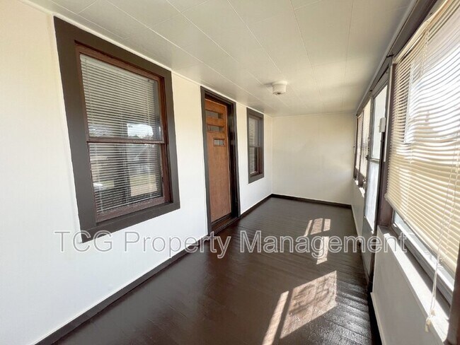 Building Photo - 230 Creve Coeur St