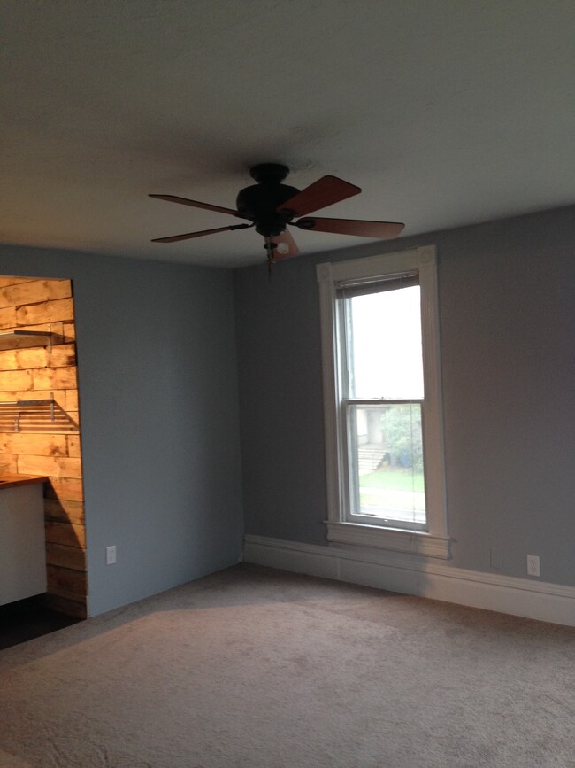 Living room with new carpet - 918 South Westnedge Ave