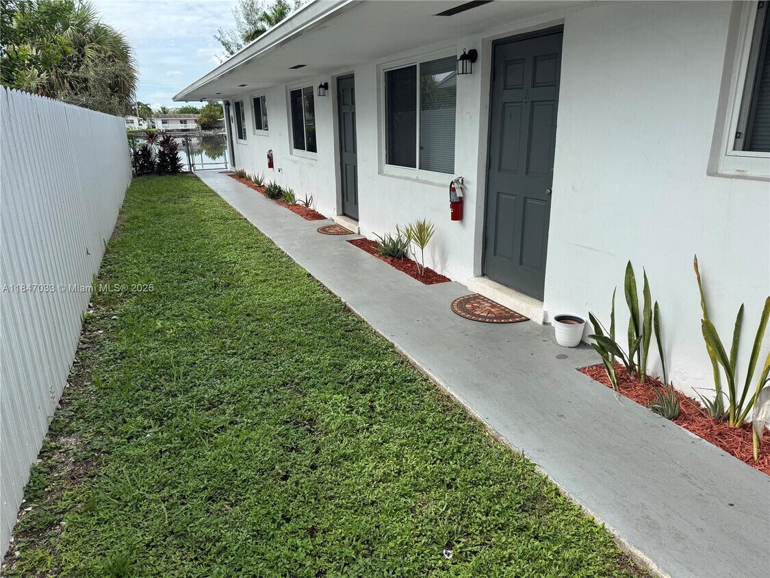 Foto principal - 842 SW 2nd St