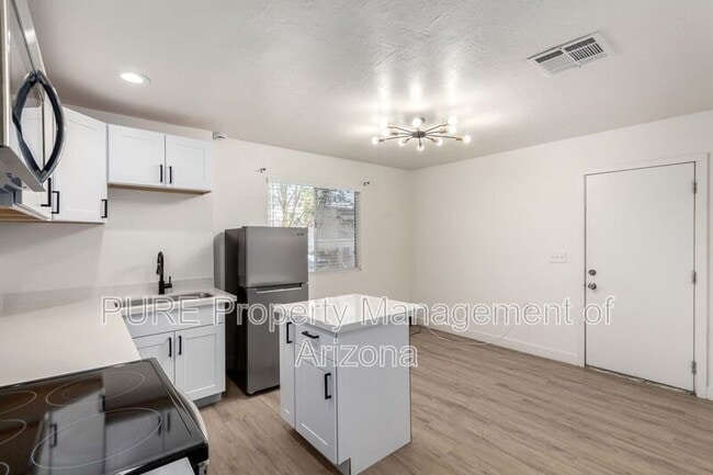 Building Photo - 1538 W Fillmore St