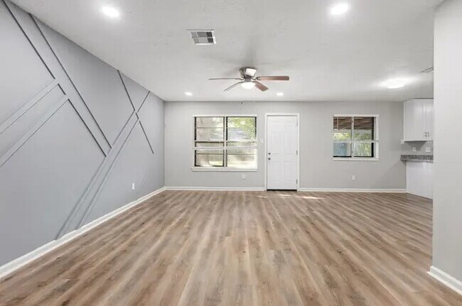 Building Photo - 9806 Thrush St