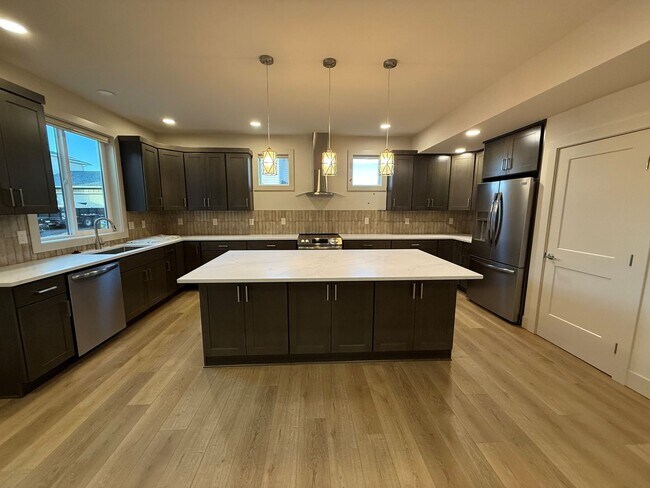 Foto del edificio - Now renting Brand-new 4 bedroom, 3 bathroo...