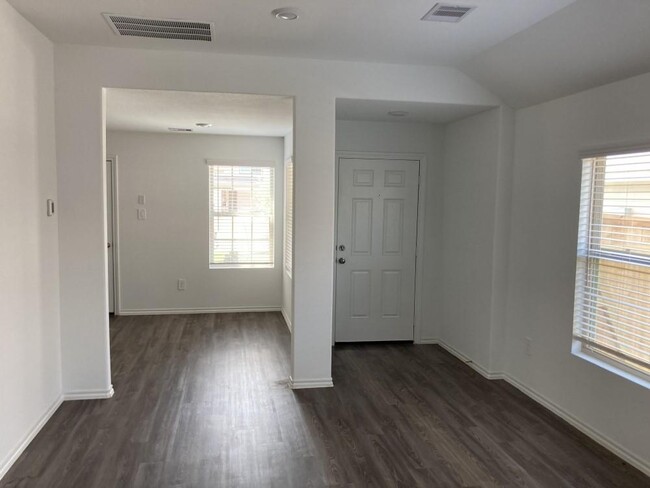 Building Photo - 843 Deerhurst Ln