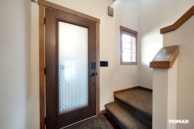 Building Photo - Stunning 3BR House with private beach acce...