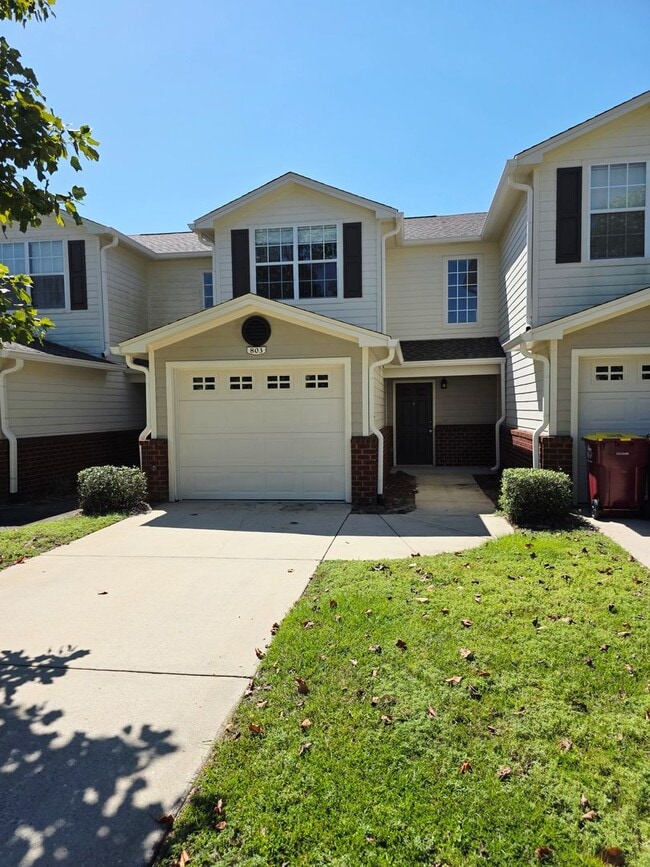 Building Photo - 803 Majestic Dr