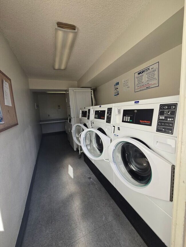 Foto del edificio - Discover this well-appointed 2-bedroom, 1.5-bath condo in San Diego