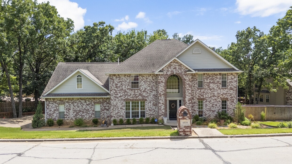 Primary Photo - 1220 Renaissance Dr