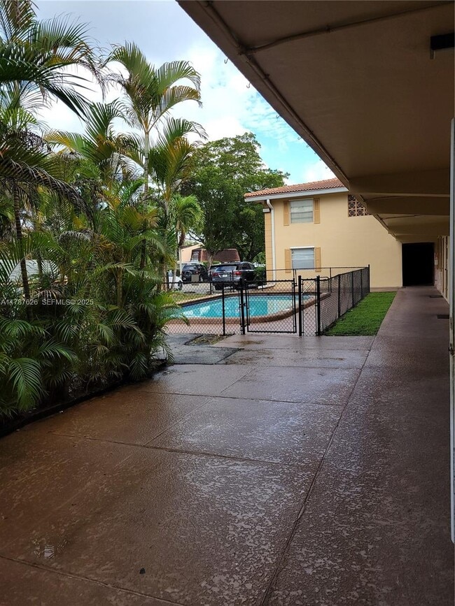 Foto del edificio - 8704 NW 35th St