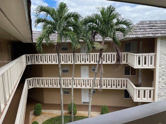 Foto del edificio - 7440 Miami Lakes Dr