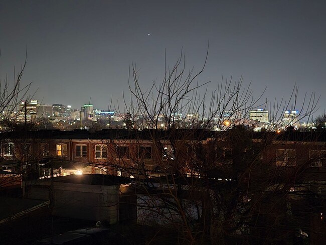 Building Photo - 3 bedroom, 1 bath charming townhome in Wilmington