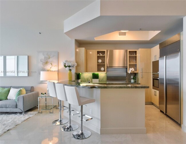 Foto del edificio - 100 South Pointe Dr