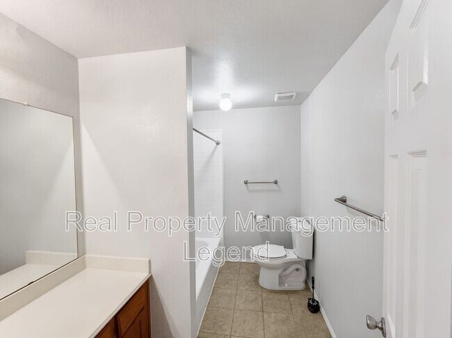 Foto del edificio - 3211 Roundtree Ln