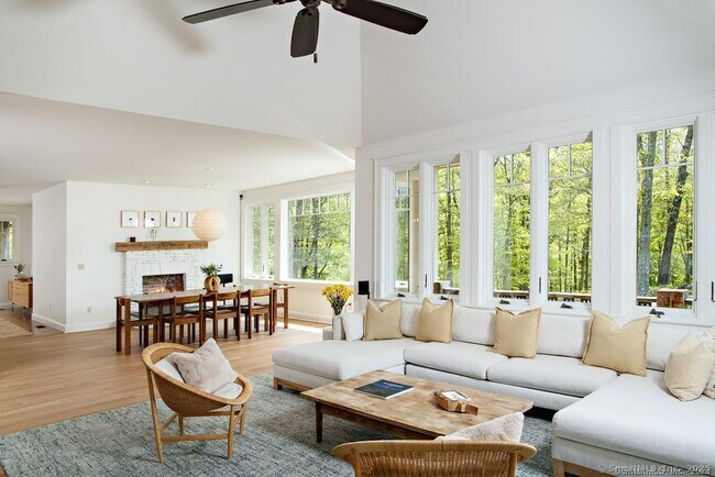 Foto del edificio - 121 Quaker Hill Rd