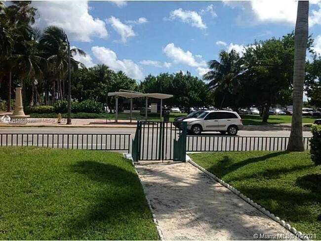 Foto del edificio - 6490 Collins Ave