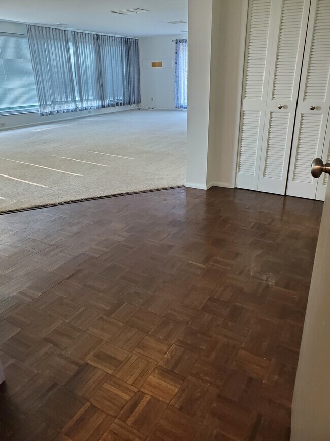 Building Photo - 6000 Nob Hill Dr