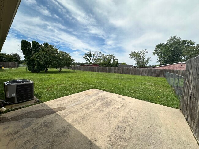 Foto del edificio - 5560 Old Railroad Bed Rd
