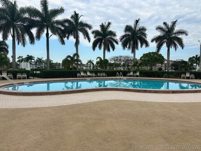 Building Photo - 454 Fanshaw K