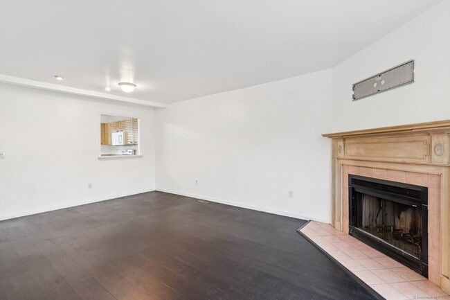 Building Photo - 16 Byington Pl