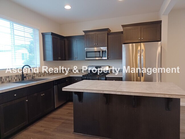 Foto del edificio - 3 Level End Unit Townhome with Newer Carpet, Open Floor Plan, 2 Balconies, 2 Car Attached Garage ...