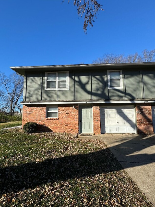 Primary Photo - 3/1.5 Duplex in Lee's Summit