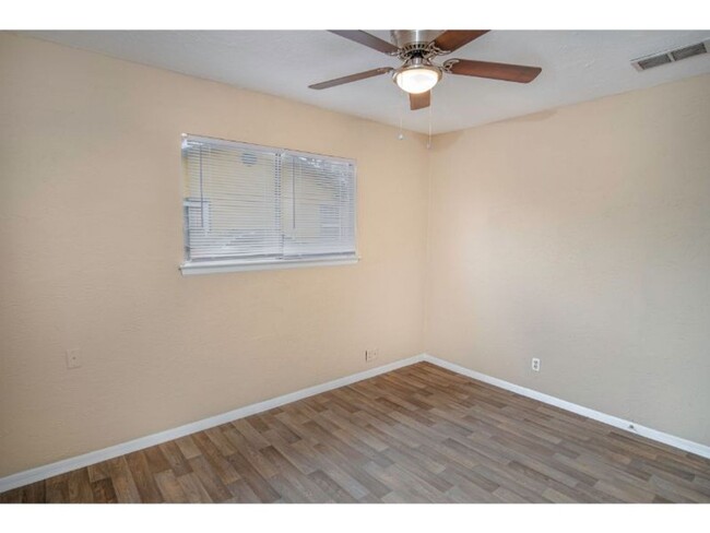 Building Photo - Convenient 4-Bedroom Stay Near Downtown & ...