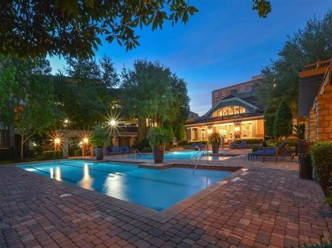 Piscina al atardecer - Villas at Hermann Park