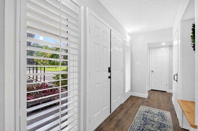 Building Photo - AVAILABLE NOW: First-floor 2 bed 2 bath condo in the heart of Bay Hill