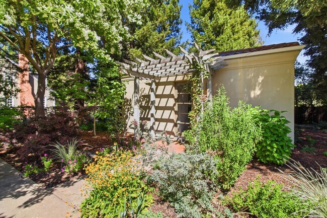 Foto del edificio - 64 Alejandra Ave