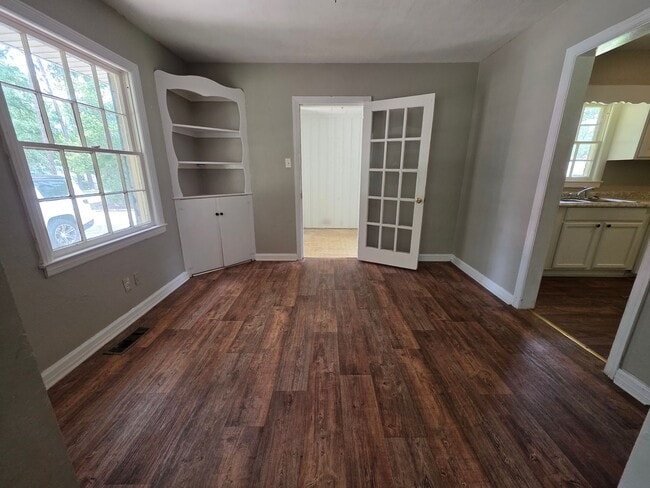 Building Photo - Nice Home with Fenced Yard